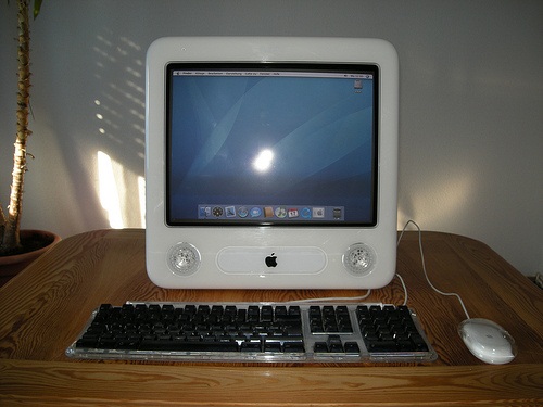 Apple Macintosh Emac G4 (เพียง 3,600 บาท) เครื่องหายากมากครับ มีจำนวนจำกัด พร้อมใช้งาน